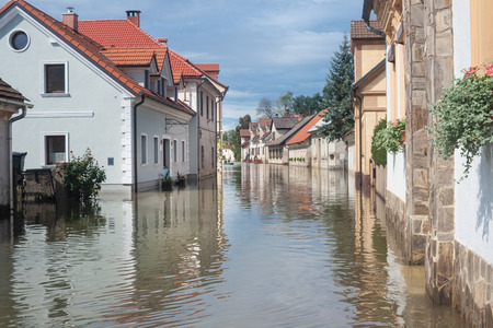 Hochwasser Straße und Gebäude überschwemmt